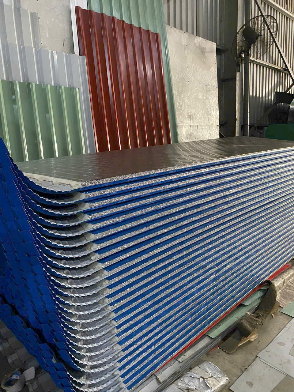 Tôn Cách âm - Cách nhiệt PU uốn vòm móc câu